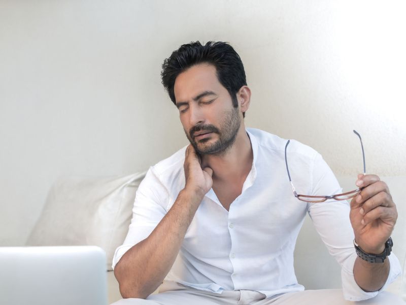 Uomo con dolore al collo cervicalgia